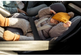 Peut-on mettre un siège auto devant face à la route ?