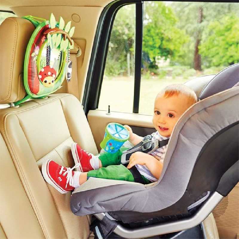 Miroir pour voir le bébé sur le siège auto à l'arrière de la voiture –  Stock de cadeaux