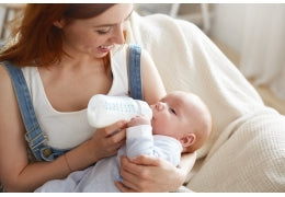 Mon bébé vomit son biberon, que dois je faire ?