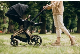 À quel âge peut-on mettre un bébé dans une poussette ?